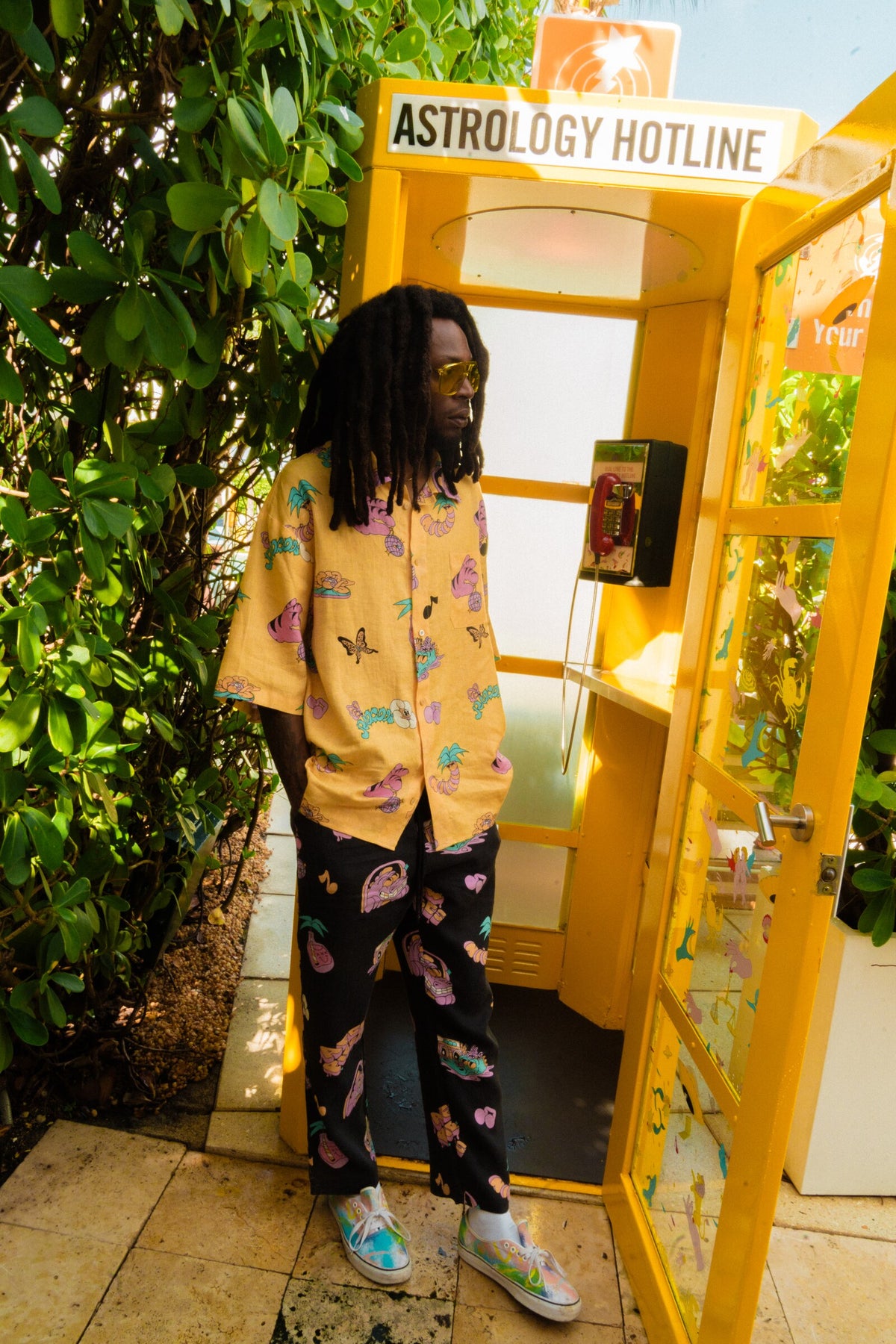 Model is 183 cm / 6 ft tall and wears size M.