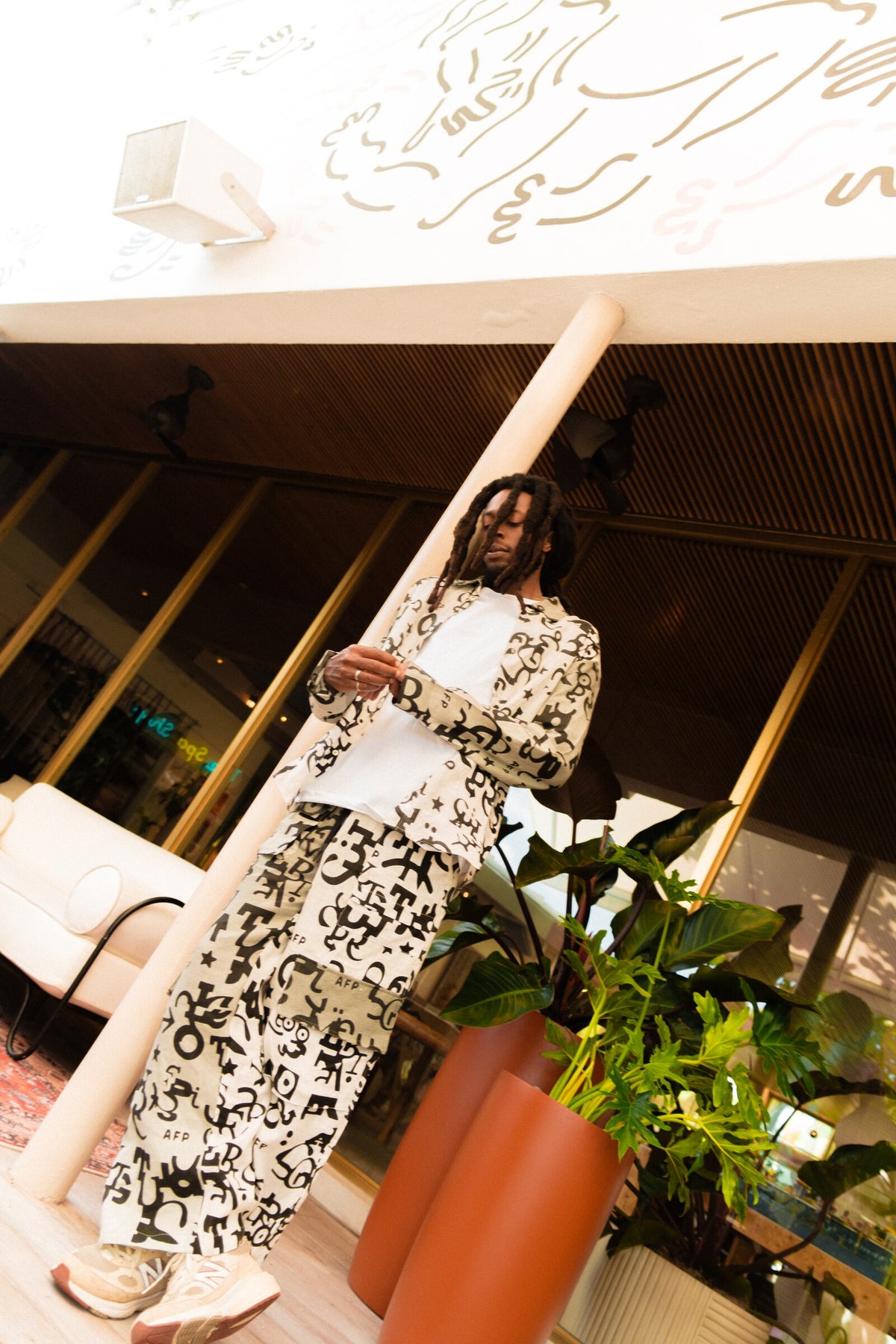 Model is 183 cm / 6 ft tall and wears size M.