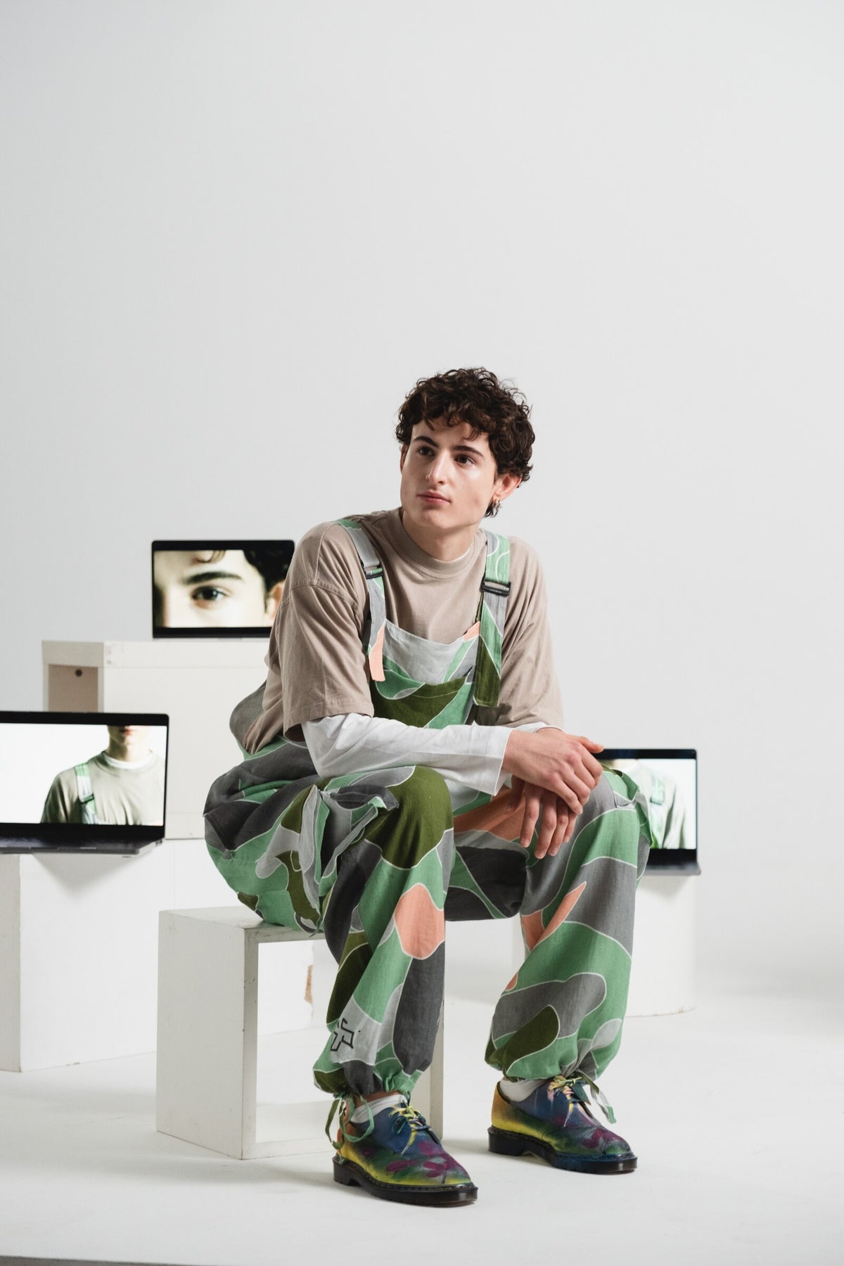Model is 188 cm / 6'2 ft tall and wears size M.