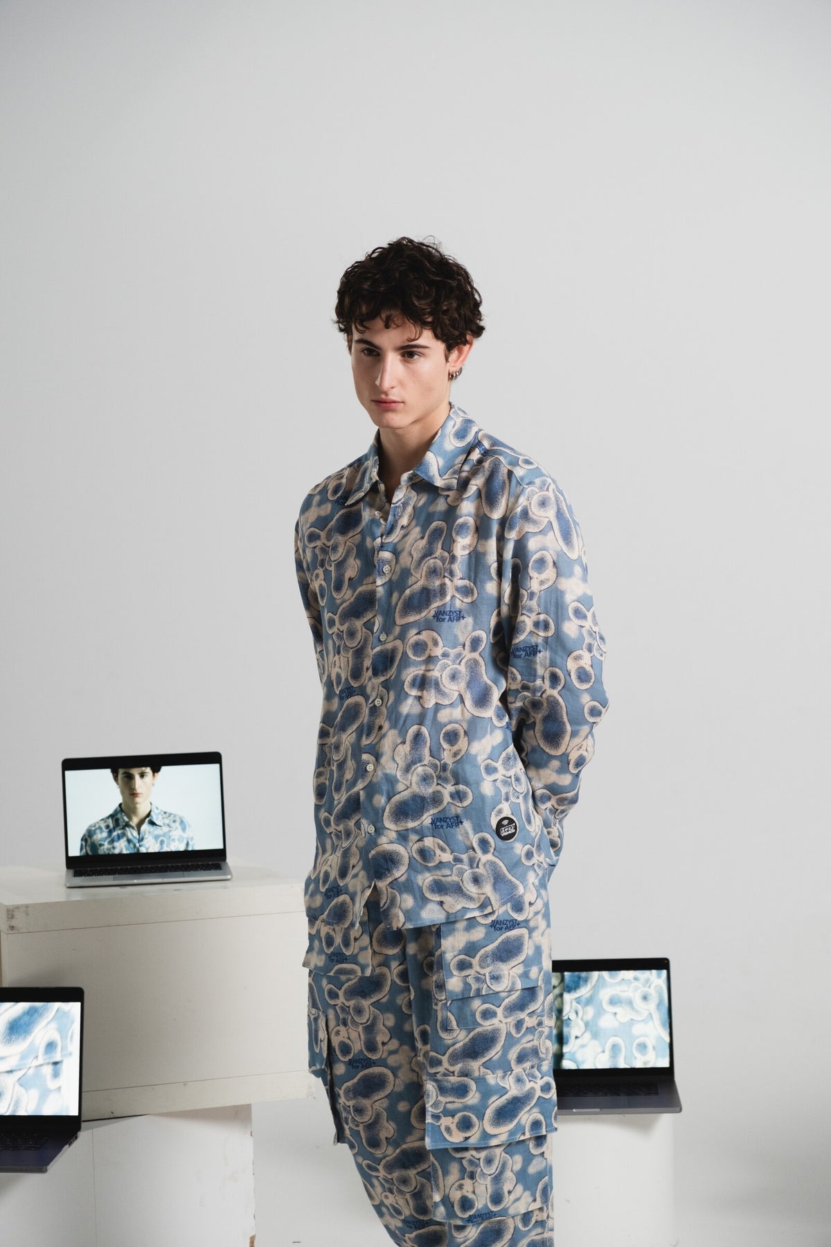 Model is 188 cm / 6'2 ft tall and wears size L.